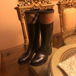 Burberry rain boots 👢